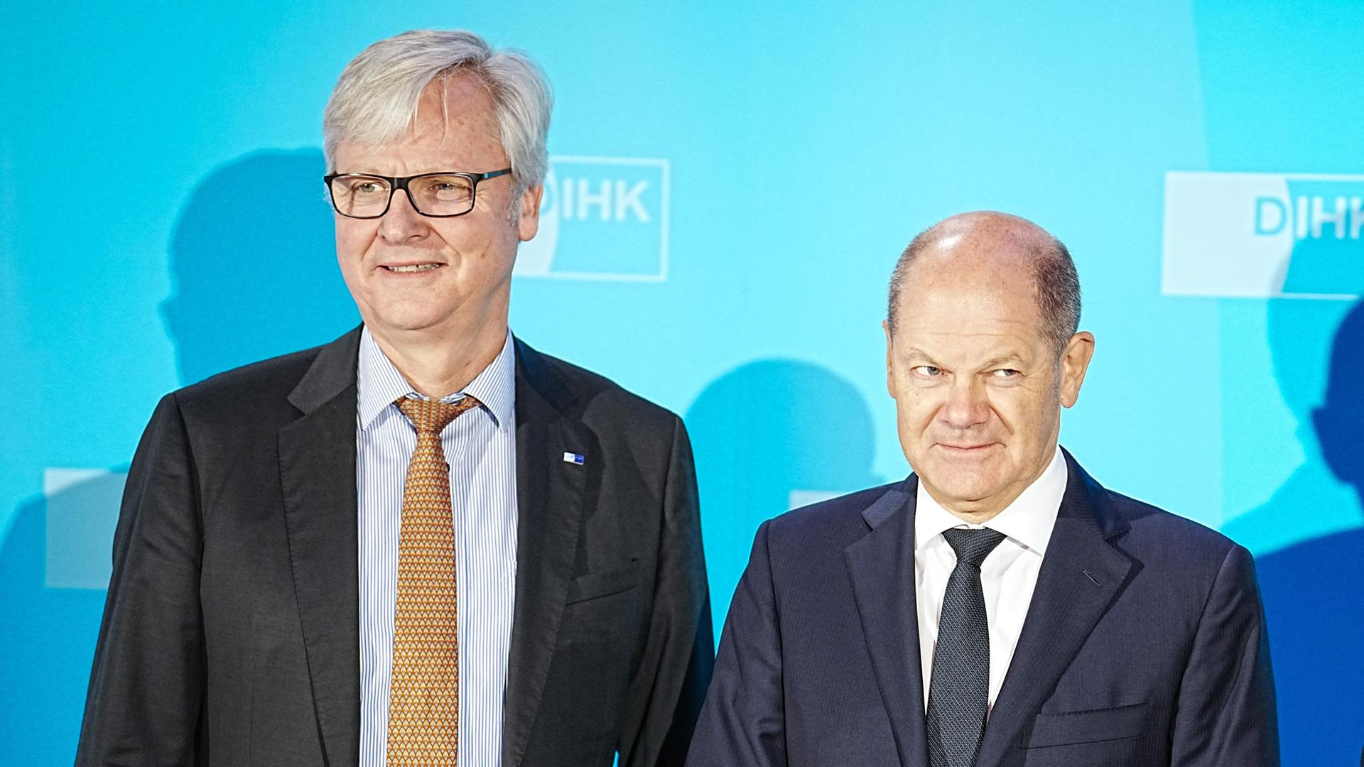 Martin Wansleben, Hauptgeschäftsführer der Deutschen Industrie- und Handelskammer (DIHK) steht neben Bundeskanzler Olaf Scholz (SPD) bei einem Termin.