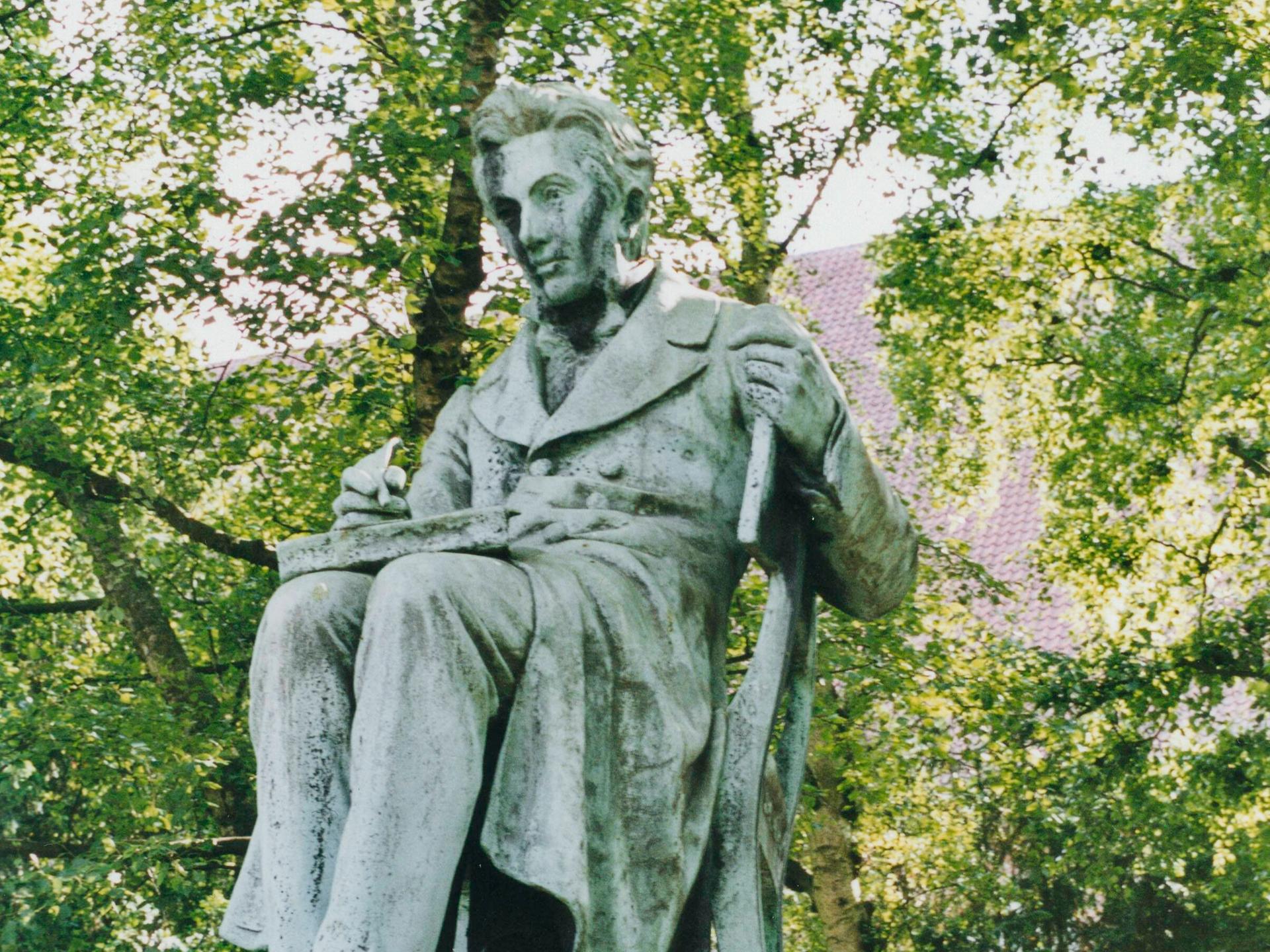 Ein Denkmal des dänischen Philosophen Kierkegaard in Kopenhagen - für ihn beginnt Unzufriedenheit mit dem Vergleich mit anderen.