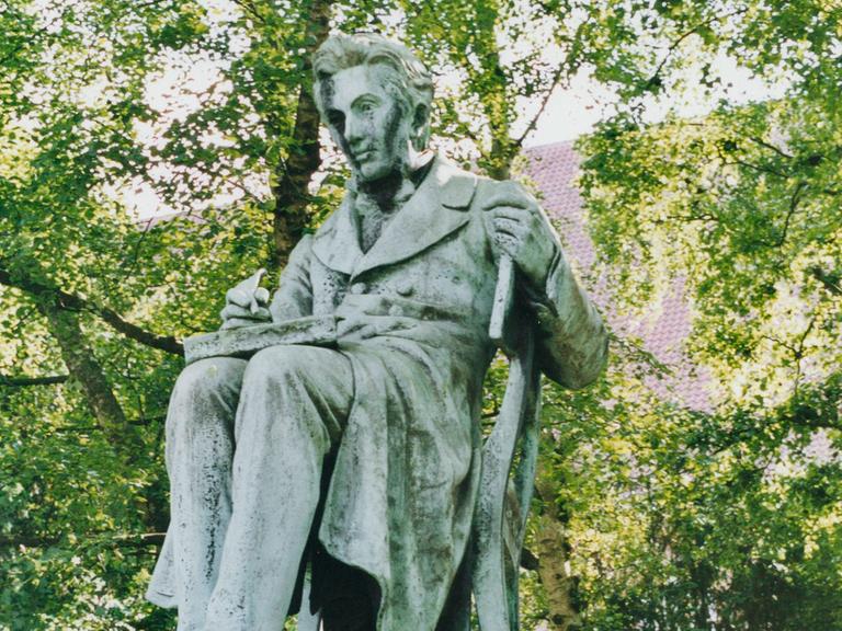 Ein Denkmal des dänischen Philosophen Kierkegaard in Kopenhagen - für ihn beginnt Unzufriedenheit mit dem Vergleich mit anderen.