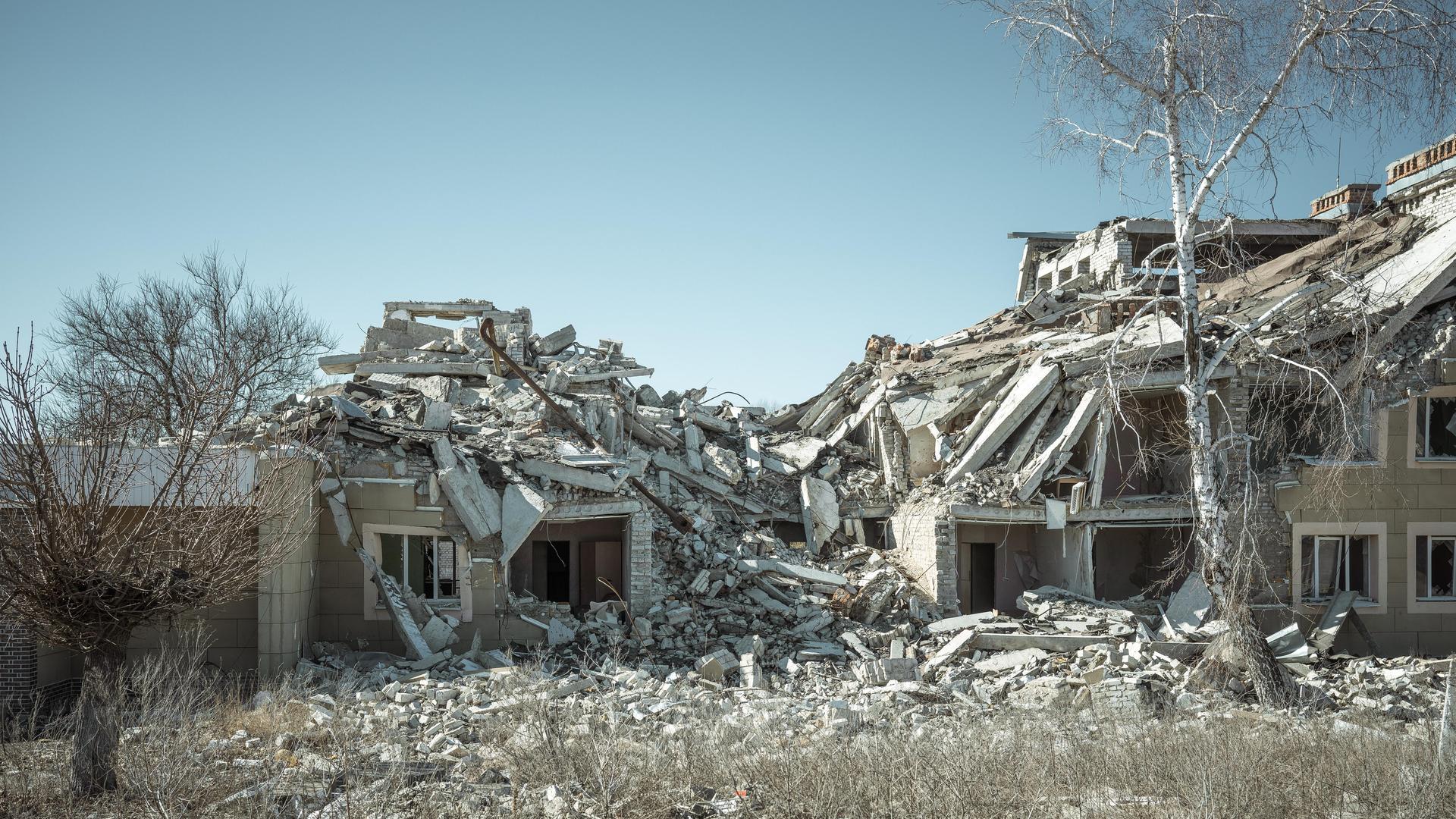 Im ukrainischen Kupjansk in der Region Charkiw sind zerstörte Häuser zu sehen. 