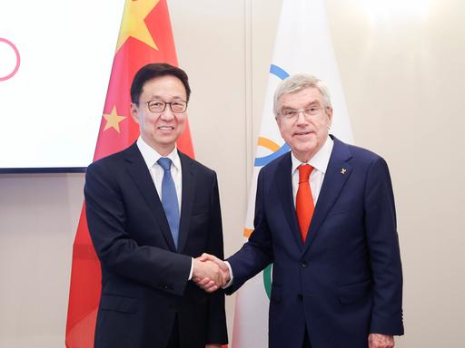 IOC-Präsident Thomas Bach (r.) schüttelt im Rahmen der Olympischen Spiele 2024 Chinas Vizepräsident Han Zheng die Hand.