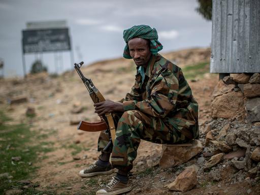 Ein Kämpfer der Tigray People's Liberation Front (TPLF) zugehörig sitzt auf einem Stein außerhalb der Stadt Hawzen im May 2021