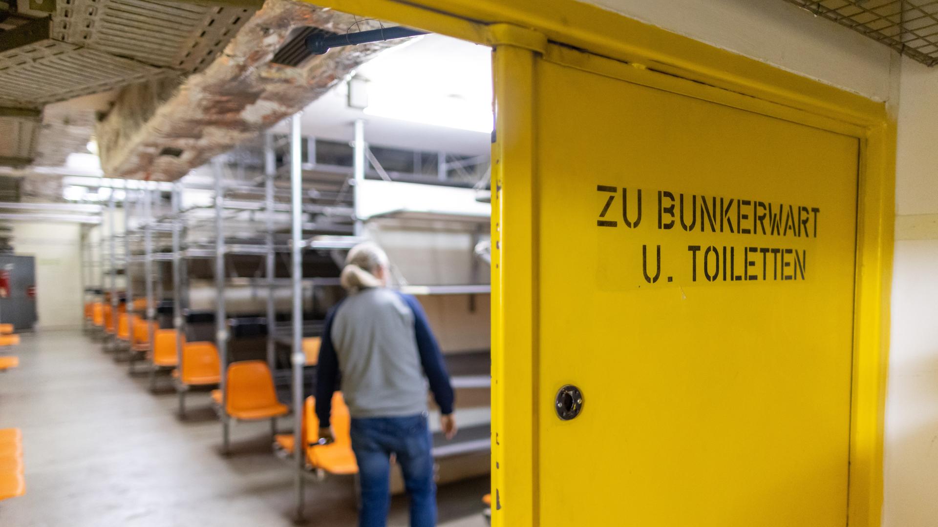 "Zu Bunkerwart und Toiletten" steht auf einer Tür am Aufenthalts- und Schlafraum eines ABC-Bunkers in Nürnberg. Der Atomschutzbunker wurde in den 70er-Jahren während des Kalten Krieges gebaut und sollte den Bürgern Schutz vor Atomwaffen oder auch chemischen und biologischen Massenvernichtungswaffen bieten.