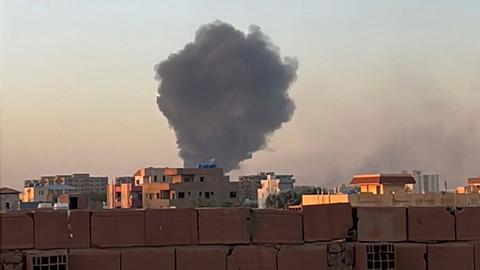 Sudan, Khartum: Rauch steigt in der Nähe des Doha International Hospital auf.
