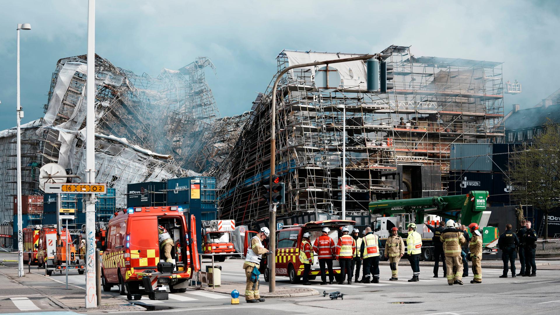 Dänemark - Fassade der historischen Börse in Kopenhagen zwei Tage nach Brand eingestürzt