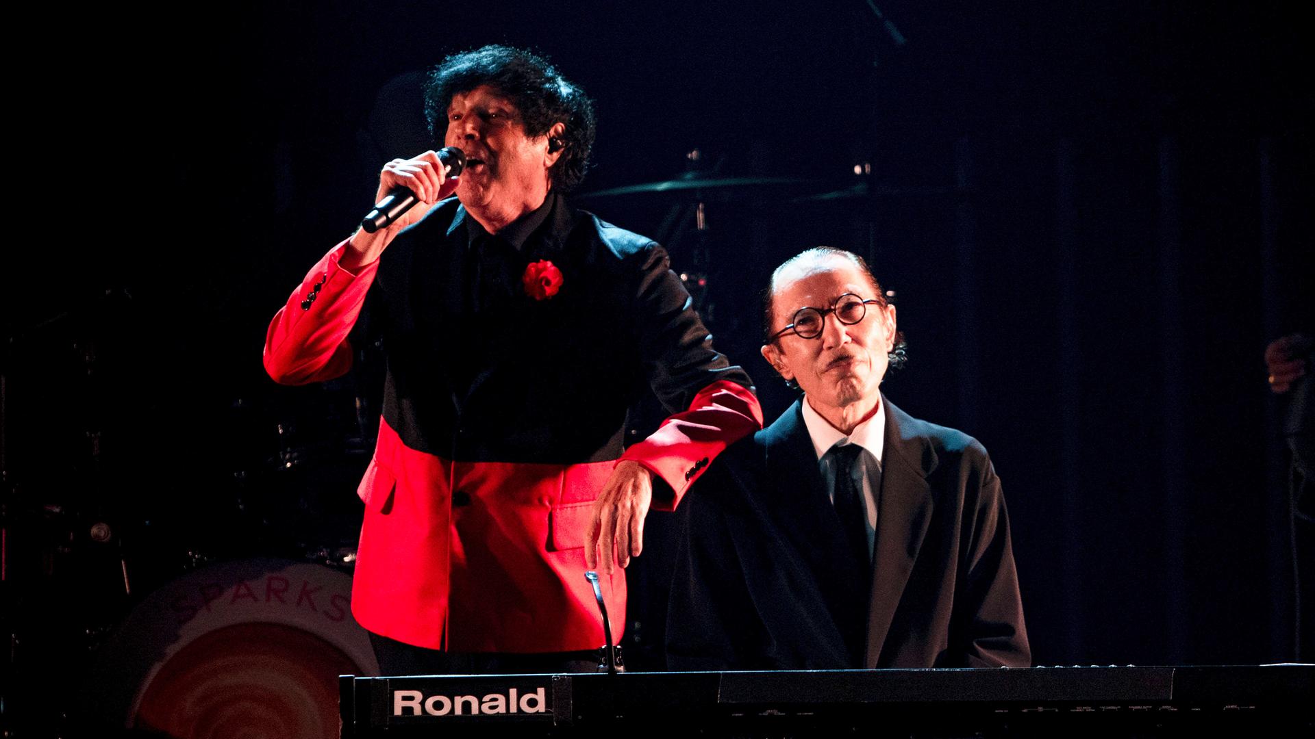 Russell Mael mit Bruder Ron Mael von den Sparks live 2023.