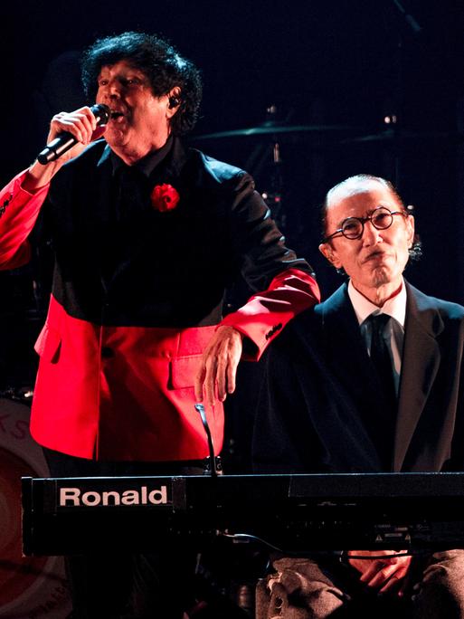 Russell Mael mit Bruder Ron Mael von den Sparks live 2023.