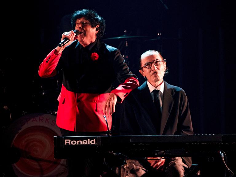 Russell Mael mit Bruder Ron Mael von den Sparks live 2023.