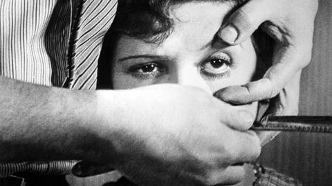 Filsmszene aus dem Schwarz-weiß-Film "Un Chien Andalou" mit Simone Mareuil 