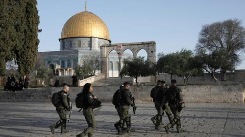 Israel, Jerusalem: Israelische Polizisten eskortieren jüdische Besucher anlässlich des Pessach-Festes zum Gelände der Al-Aqsa-Moschee nach Zusammenstößen am Tempelberg.