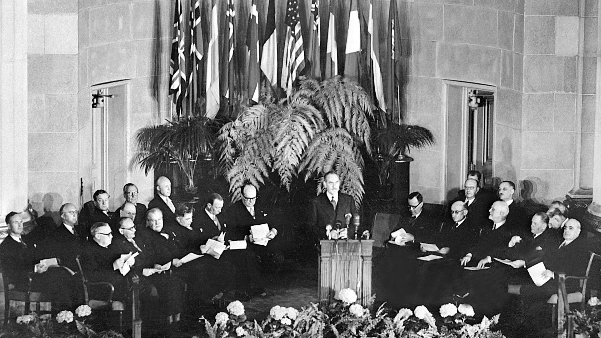 Die Vertreter der beteiligten Länder während der feierlichen Unterzeichnungszeremonie am 4. April 1949 in Washington D.C.. Unter dem Symbol der vierstrahligen Windrose schlossen sich am 4. April 1949 zehn europäische Staaten mit den USA und Kanada zu dem Verteidigungsbündnis "Nord-Atlantische Vertragsorganisation".