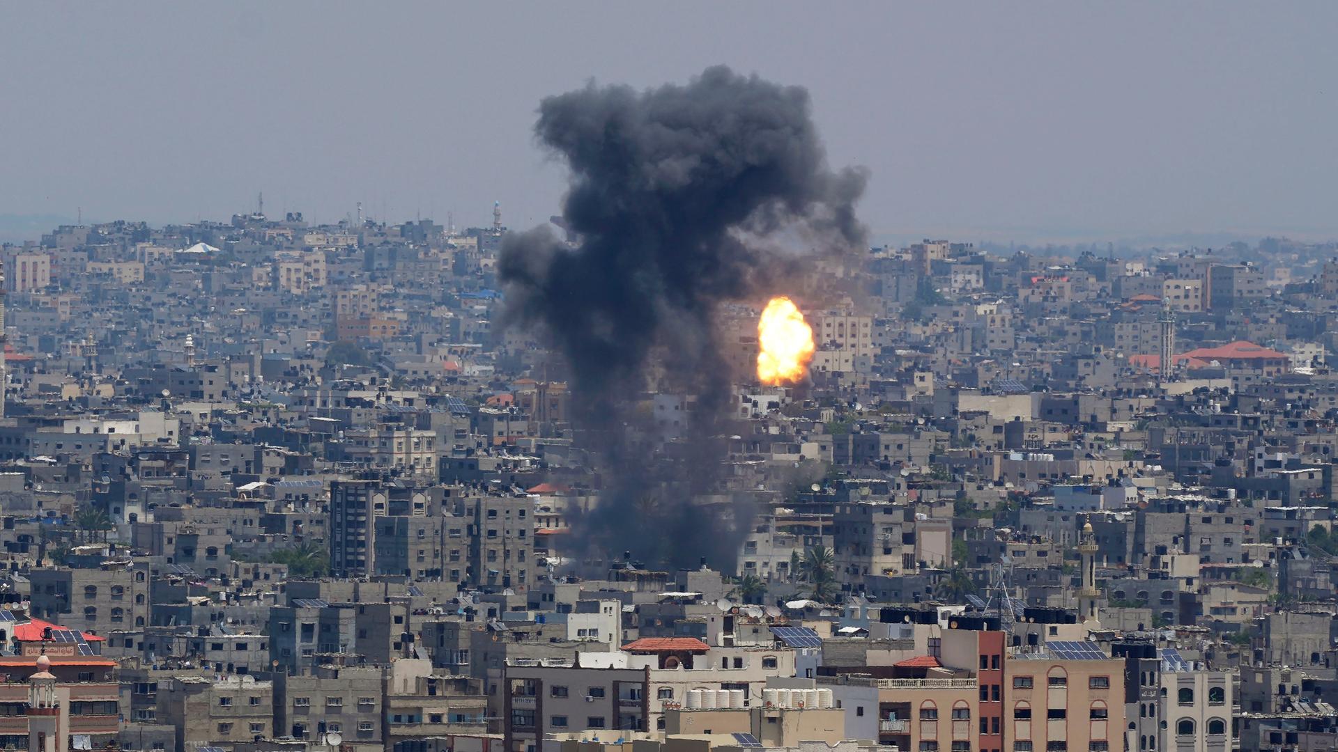 Palästinensische Gebiete, Gaza-Stadt: Rauch und Feuer steigen nach einer Explosion auf, die durch einen israelischen Luftangriff verursacht wurde. Israels Militär hat erneut Ziele der militanten Palästinenserorganisation Islamischer Dschihad im Gazastreifen angegriffen. Palästinensische Gebiete, Gaza-Stadt: Rauch und Feuer steigen nach einer Explosion auf, die durch einen israelischen Luftangriff verursacht wurde. Israels Militär hat erneut Ziele der militanten Palästinenserorganisation Islamischer Dschihad im Gazastreifen angegriffen.
