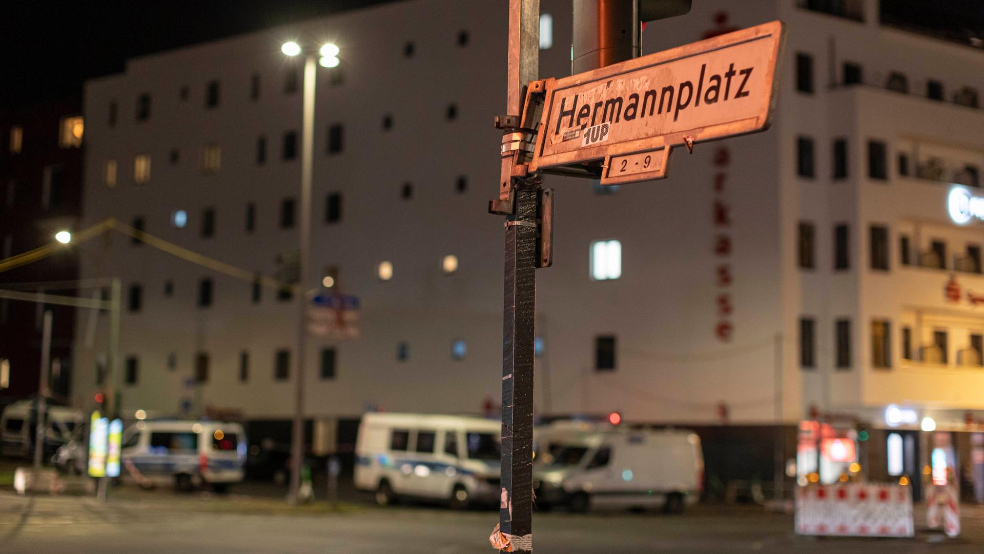 Zu sehen ist ein Straßenschild mit der Aufschrift "Hermannplatz" in Berlin-Neukölln.