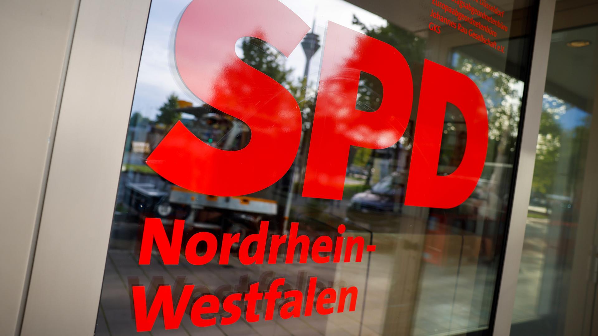 An der Geschäftsstelle des SPD-Landesverbandes Nordrhein-Westfalen steht der Schriftzug «SPD Geschäftsstelle Nordrhein-Westfalen». 