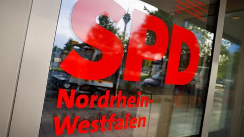 An der Geschäftsstelle des SPD-Landesverbandes Nordrhein-Westfalen steht der Schriftzug «SPD Geschäftsstelle Nordrhein-Westfalen». 