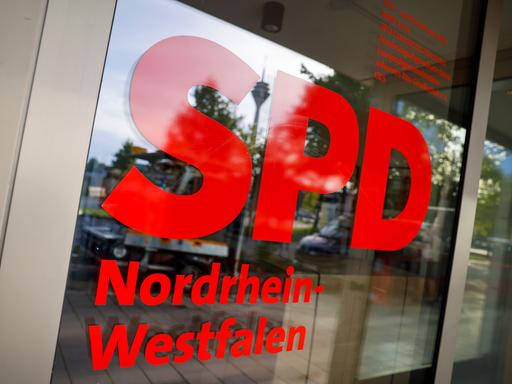 An der Geschäftsstelle des SPD-Landesverbandes Nordrhein-Westfalen steht der Schriftzug «SPD Geschäftsstelle Nordrhein-Westfalen».  An der Geschäftsstelle des SPD-Landesverbandes Nordrhein-Westfalen steht der Schriftzug «SPD Geschäftsstelle Nordrhein-Westfalen».