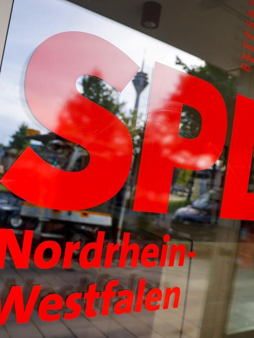 An der Geschäftsstelle des SPD-Landesverbandes Nordrhein-Westfalen steht der Schriftzug «SPD Geschäftsstelle Nordrhein-Westfalen».  An der Geschäftsstelle des SPD-Landesverbandes Nordrhein-Westfalen steht der Schriftzug «SPD Geschäftsstelle Nordrhein-Westfalen».