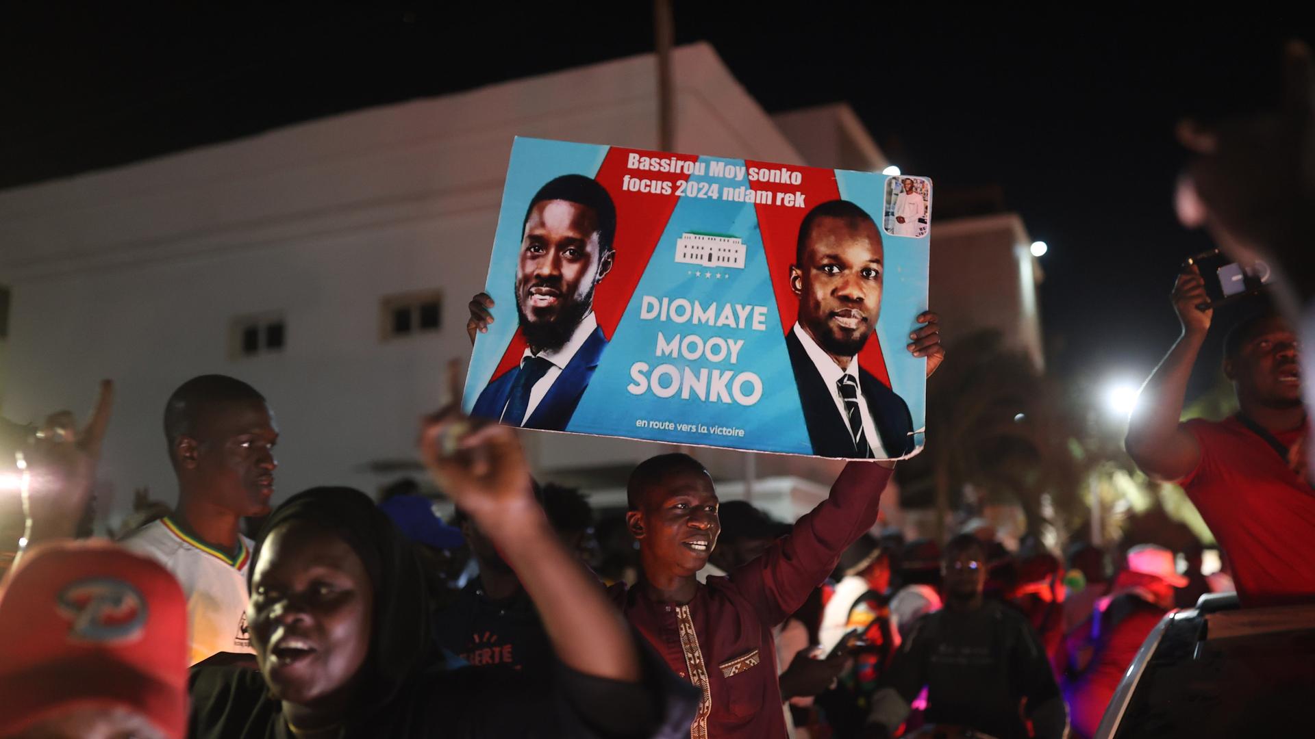 Menschen versammeln sich, um die Freilassung des senegalesischen Oppositionsführers Ousmane Sonko und seines Verbündeten und Präsidentschaftskandidaten Bassirou Diomaye Faye vor den Wahlen in Dakar, Senegal, am 14. März zu feiern