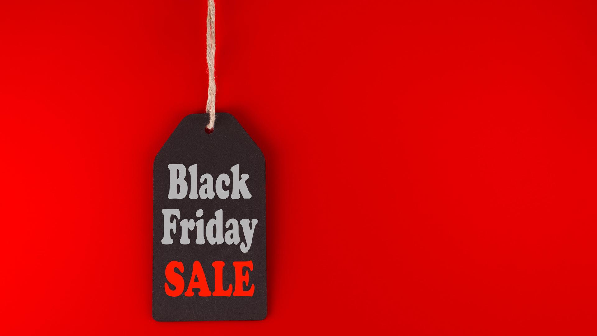 Black Friday-Verkaufsschild auf leuchtend rotem Hintergrund.