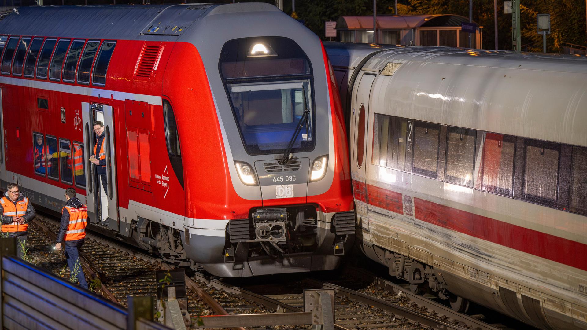Ein Regionalzug und ein ICE sind seitlich zusammengestoßen. Ein Regionalzug und ein ICE sind seitlich zusammengestoßen.