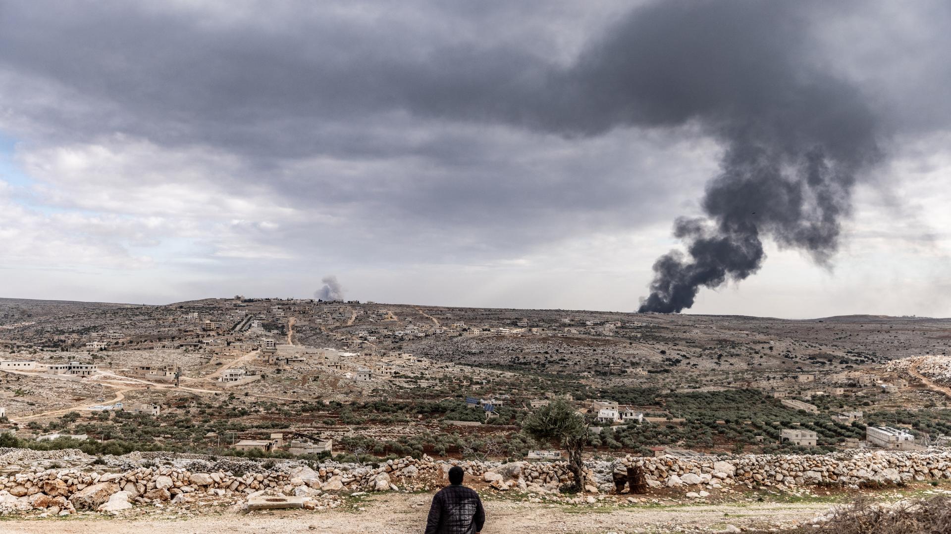 Aleppo: Rauch steigt von den anhaltenden Kämpfen zwischen syrischen Oppositionskräften und syrischen Regimetruppen, die von iranischen Milizen unterstützt werden, in der Umgebung von Aleppo auf. 