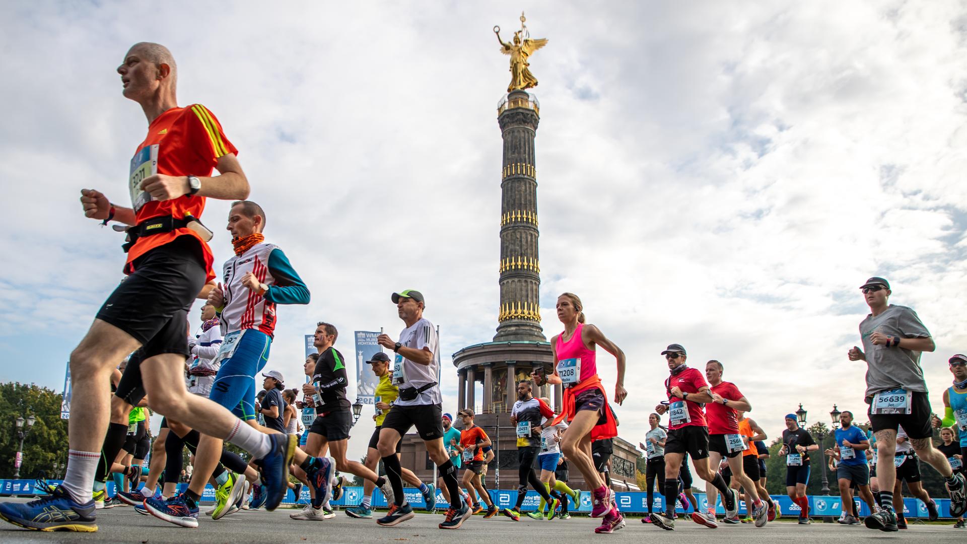 Läufer des Berlin-Marathons 2022 vor der Siegessäule