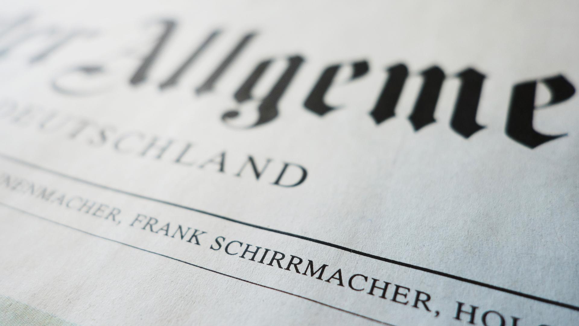 Der Name des ehemaligen Mitherausgebers der "Frankfurter Allgemeinen Zeitung", Frank Schirrmacher, auf der Titelseite einer Ausgabe der Zeitung vom 12.06.2014.