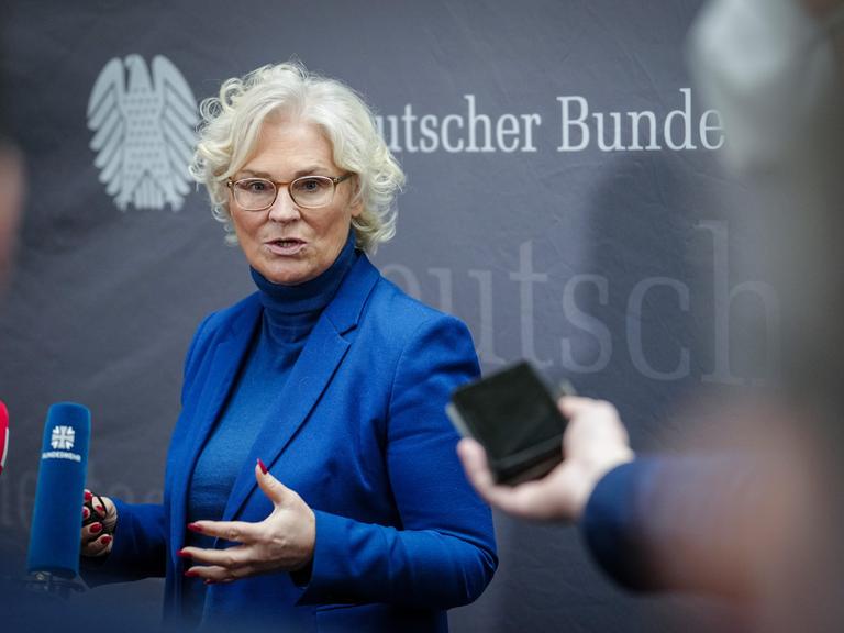 Christine Lambrecht (SPD), Bundesministerin der Verteidigung, spricht nach der Sondersitzung des Verteidigungsausschusses im Bundestag zu den Medienvertretern