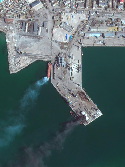 Blick von oben auf einen Hafenbrand im ukrainischen Hafen von Beryansk