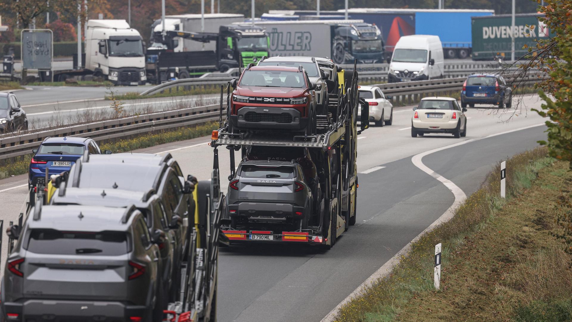 Zwei Autotransporter mit Dacia Duster Fahrzeugen fahren auf die Autobahn A45 Fahrtrichtung Dortmund