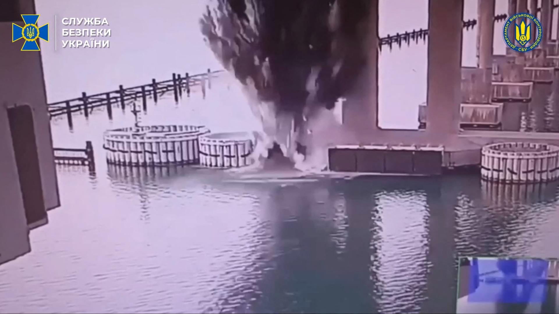 Man sieht eine Wasserfontäne, die von einer Explosion unter Wasser unter der Brücke verursacht wurde. Man sieht eine Wasserfontäne, die von einer Explosion unter Wasser unter der Brücke verursacht wurde.