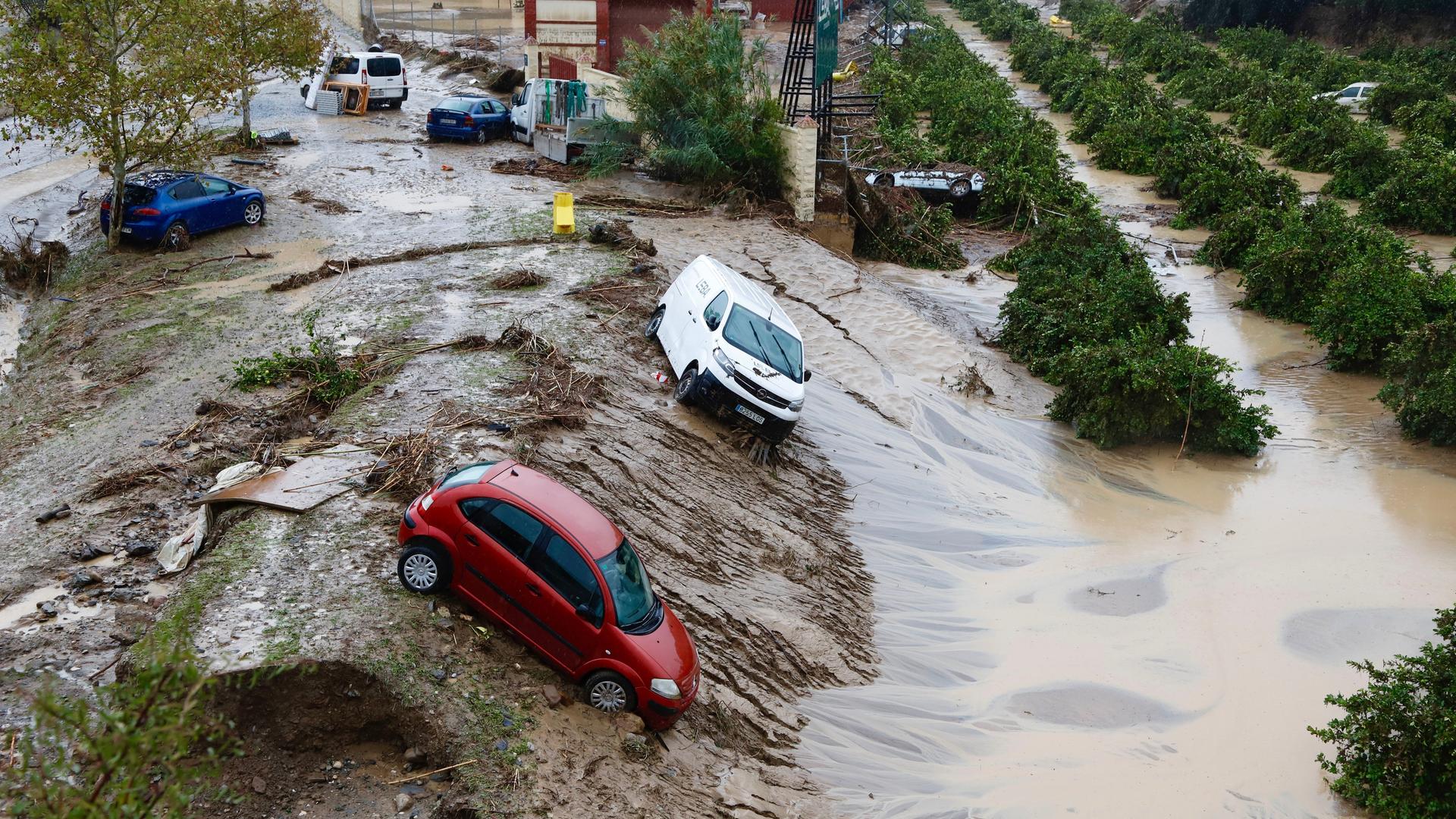 Malaga, Andalusien: Autos stehen an Hängen nach dem Durchzug eines Wetterphänomenes, das als "kalter Tropfen" oder "Dana" bekannt ist. 