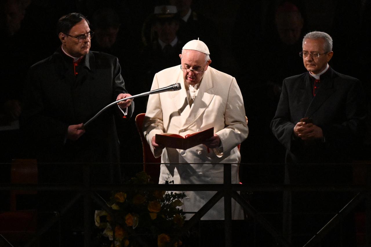 Papst Franziskus spricht beim traditionellen Kreuzweg in Rom in ein Mikrofon.