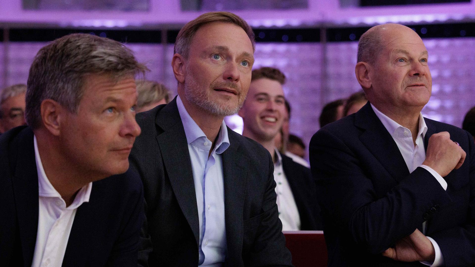 Robert Habeck (l-r, Bündnis 90/Die Grünen), Bundesminister für Wirtschaft und Klimaschutz, Christian Lindner (FDP), Bundesminister der Finanzen, und Bundeskanzler Olaf Scholz (SPD)