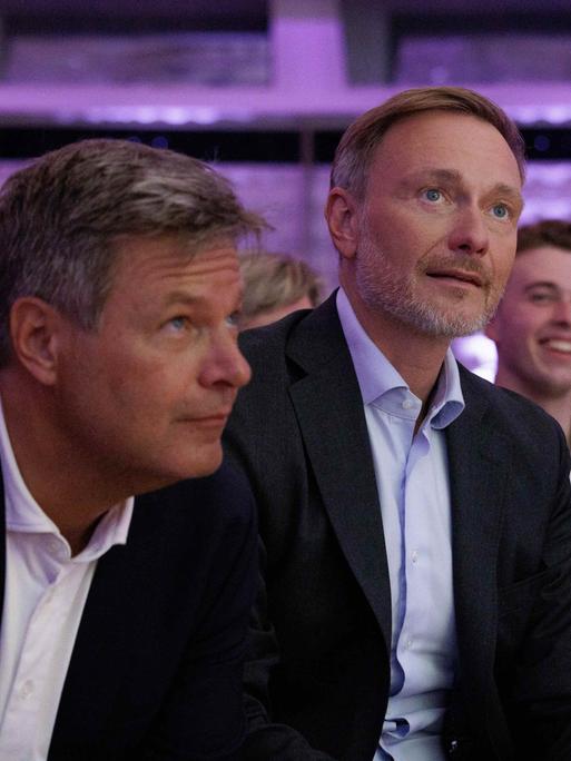 Robert Habeck (l-r, Bündnis 90/Die Grünen), Bundesminister für Wirtschaft und Klimaschutz, Christian Lindner (FDP), Bundesminister der Finanzen, und Bundeskanzler Olaf Scholz (SPD)