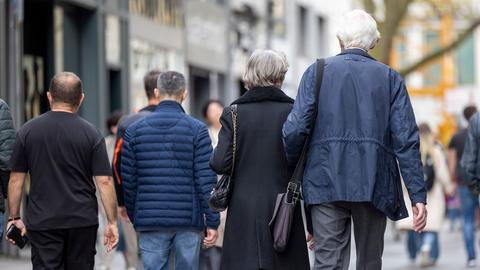 Senioren gehen durch die Kölner Innenstadt