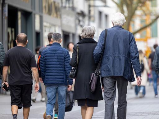 Senioren gehen durch die Kölner Innenstadt