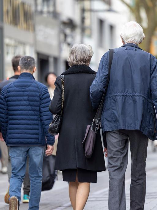 Senioren gehen durch die Kölner Innenstadt