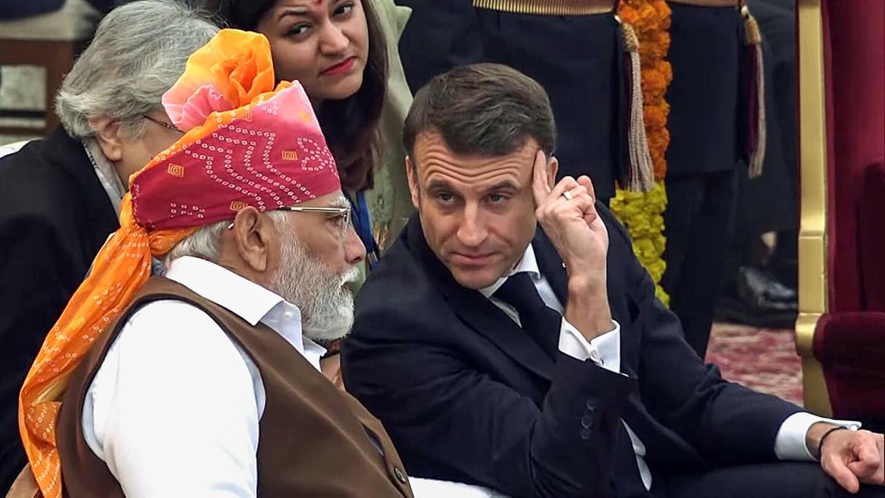 Premierminister Narendra Modi und der französische Präsident Emmanuel Macron unterhalten sich während der Feierlichkeiten zum 75. Jahrestag der Republik auf dem Kartavya Path in Neu-Delhi. Premierminister Narendra Modi und der französische Präsident Emmanuel Macron unterhalten sich während der Feierlichkeiten zum 75. Jahrestag der Republik auf dem Kartavya Path in Neu-Delhi.