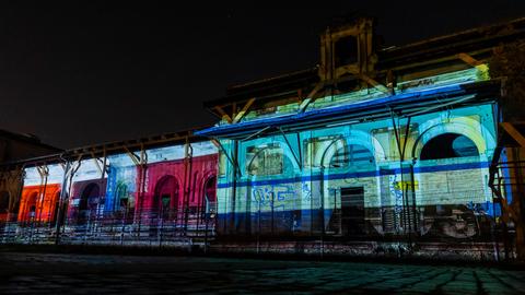 Gedenken zum 9.November mit einer Videoprojektion am alten Leipziger Bahnhof in Dresden, 2021. Am 21. Januar 2022 jährte sich zum 80. Mal die Deportation Dresdner jüdischer Menschen.