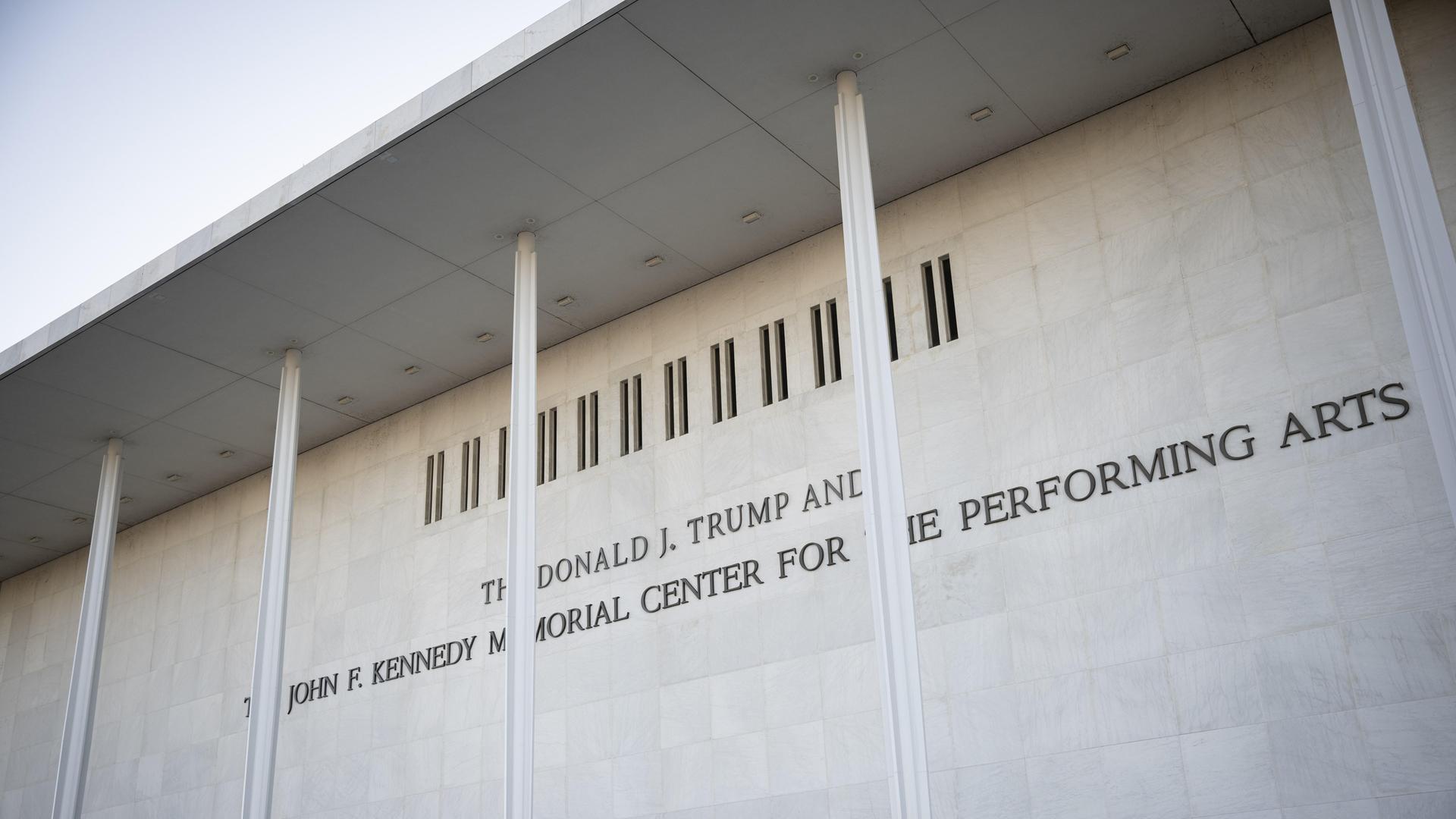 Ein Blick auf das John F. Kennedy Center for the Performing Arts, das kürzlich in „The Donald J. Trump and John F. Kennedy Memorial Center for the Performing Arts”