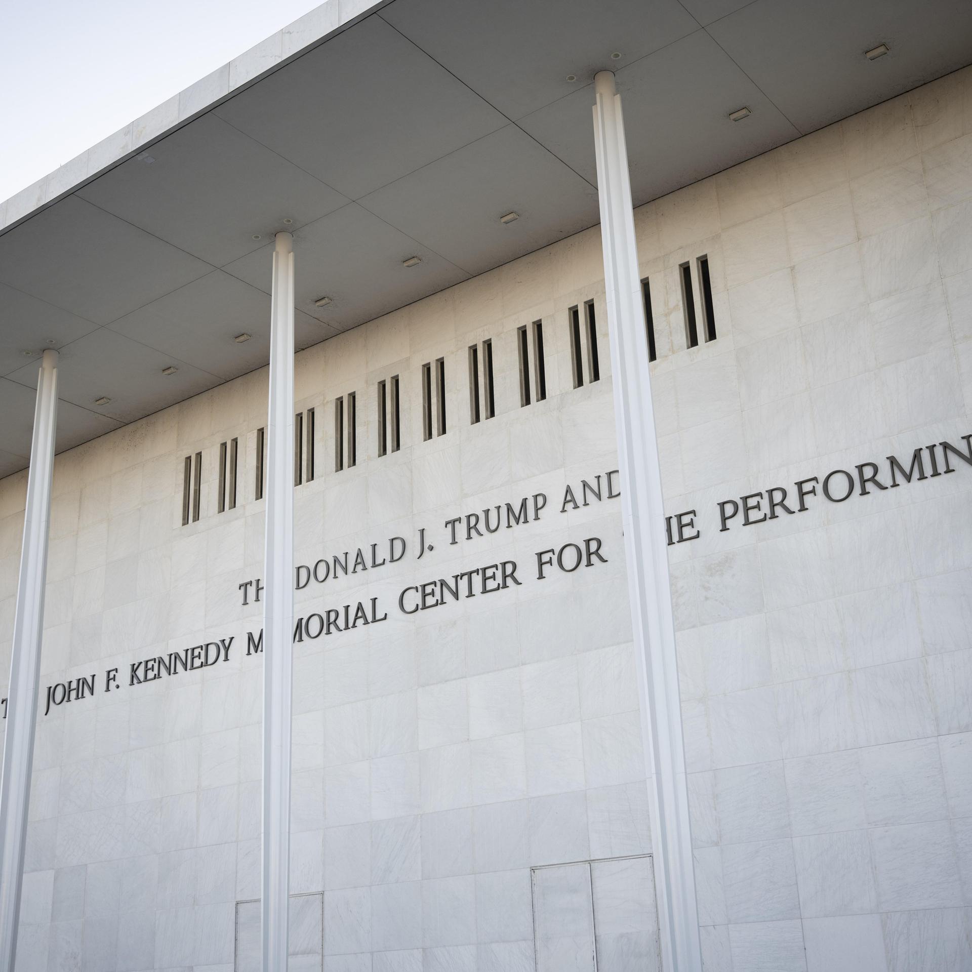 Ein Blick auf das John F. Kennedy Center for the Performing Arts, das kürzlich in „The Donald J. Trump and John F. Kennedy Memorial Center for the Performing Arts”