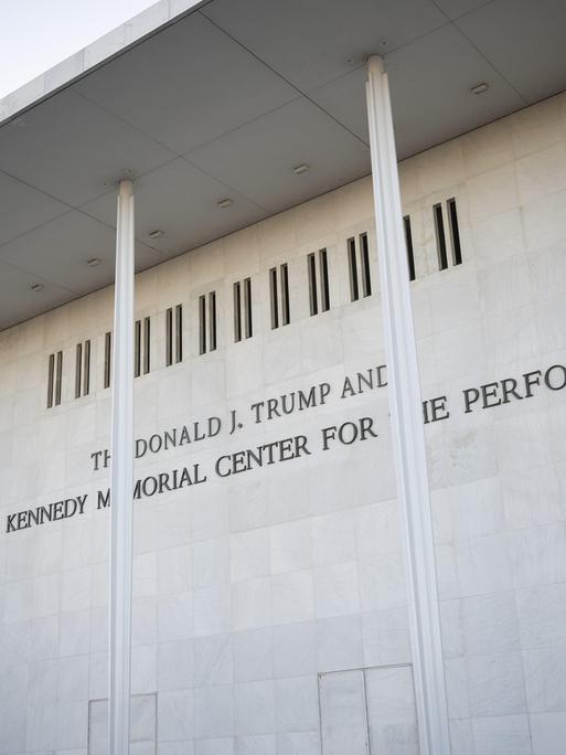 Ein Blick auf das John F. Kennedy Center for the Performing Arts, das kürzlich in „The Donald J. Trump and John F. Kennedy Memorial Center for the Performing Arts”. (Quelle: picture alliance)