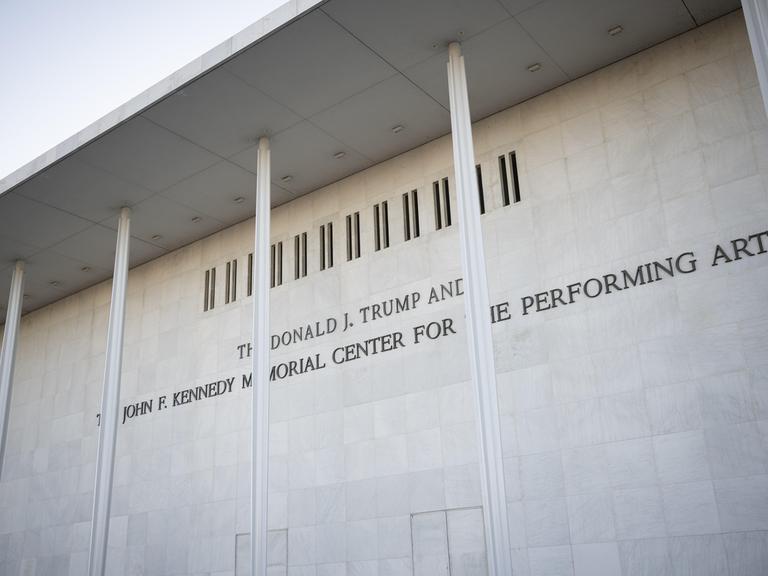 Ein Blick auf das John F. Kennedy Center for the Performing Arts, das kürzlich in „The Donald J. Trump and John F. Kennedy Memorial Center for the Performing Arts”. (Quelle: picture alliance)