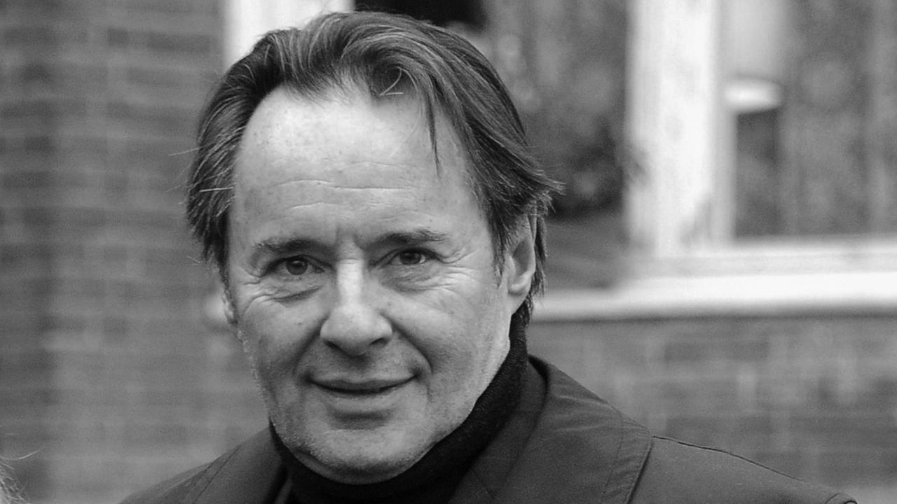 Der Schauspieler Uwe Kockisch am Set zur zweiten Staffel der ARD-Serie "Weissensee".