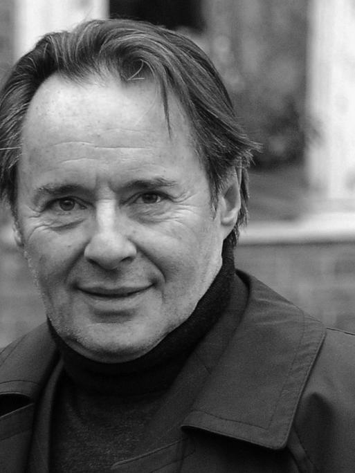 Der Schauspieler Uwe Kockisch am Set zur zweiten Staffel der ARD-Serie "Weissensee".