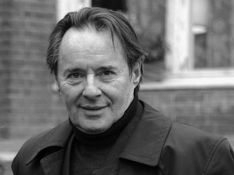 Der Schauspieler Uwe Kockisch am Set zur zweiten Staffel der ARD-Serie "Weissensee".