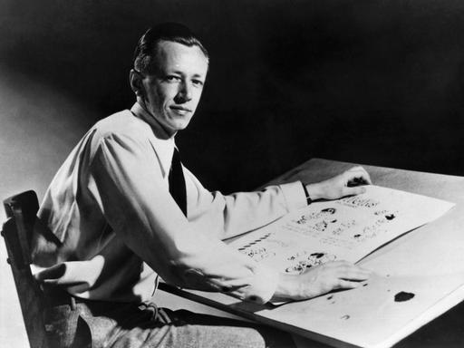 Charles M. Schulz (1922–2000), US-amerikanischer Cartoonist und Schöpfer des Comics „Peanuts“ am Zeichenbrett in einer schwarz-weiß Aufnahme von 1952.