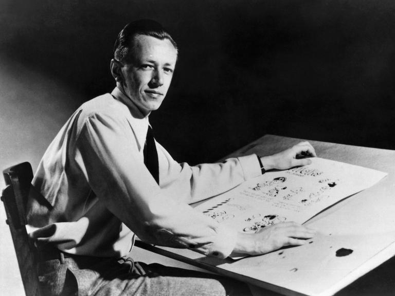 Charles M. Schulz (1922–2000), US-amerikanischer Cartoonist und Schöpfer des Comics „Peanuts“ am Zeichenbrett in einer schwarz-weiß Aufnahme von 1952.