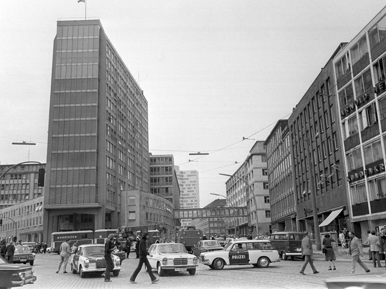 Polizeiwagen vor dem Gebäude des Springer-Verlages in Hamburg am 19.. Mai 1972. Durch mehrere Bombenexplosionen in dem Hauptgebäude des Verlages wurden 17 Mitarbeiter verletzt.